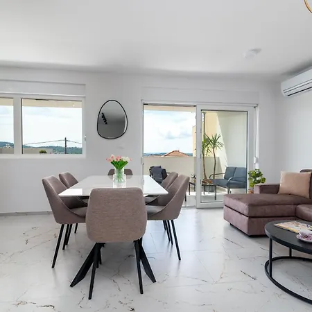 Апартаменти With Parking Space - 24927 Трогір